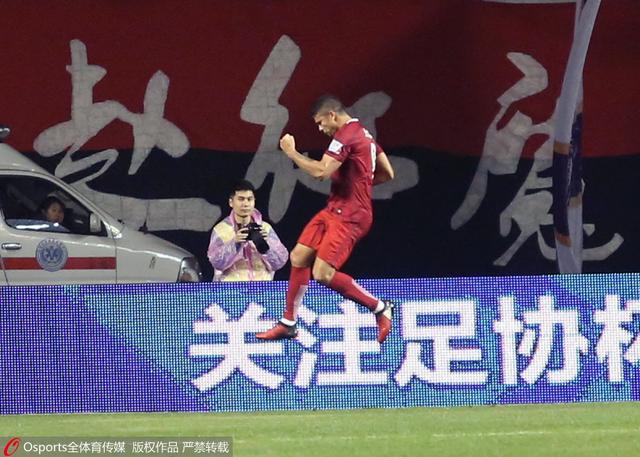 闻名美国记者斯诺带着对红色中国的连续串题目来到陕北，见到了他期盼采访的毛泽东。在陕北四个多月，斯诺日以继夜考查、采访、拍摄，对毛泽东和中都城有了深入的领会，而且和毛泽东结下深挚的友情。回北平后，他写出了著名世界的《红星晖映中国》一书，在全球引发很年夜反应。                                  　　一九三九年，斯诺做为“工合”国际委员会的代表再次来到延安，面临产生庞大转变的延安，斯诺非常冲动，他又一次与